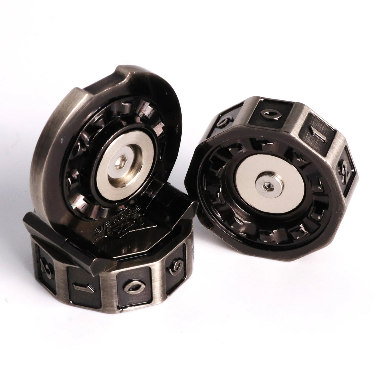 Die Hard Dice: V2 LifeLink Counter - Battleworn Silver